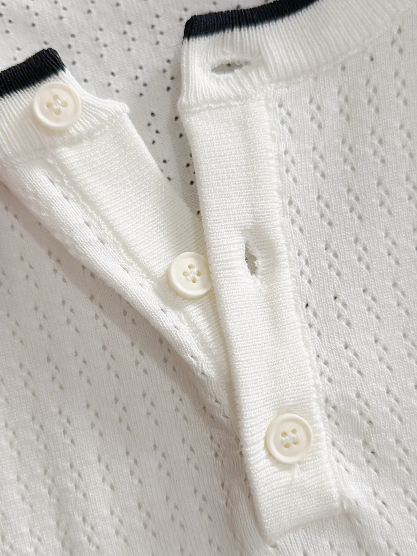 LP high quality Loro Piana 26ss New Arrival men's short-sleeved T-shirt. Made of combed cotton yarn knitted cotton fabric, no pressure when entering and exiting the counter. Exclusive control of raw materials. It feels substantial when weighed, and the upper body is more textured than ordinary T-shirts. This texture can handle the weather easily and is suitable for both hot and cold! Loose fit design, looks noble. The only correct version is available Size: M to 3XL